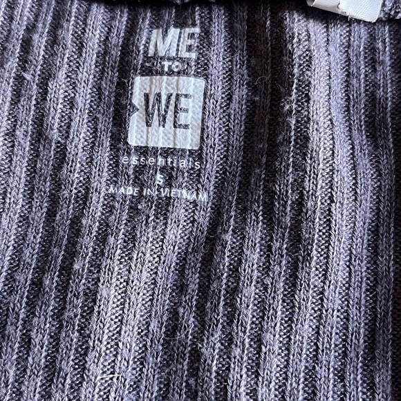 Me to We vneck top size S - Picture 2 of 4